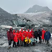 Туристы у ледника на Алтае