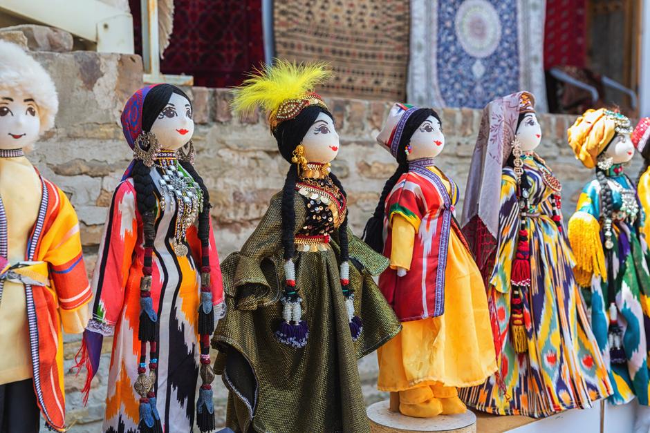 Традиционные узбекские куклы в национальных костюмах